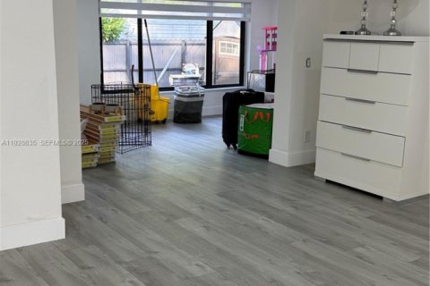 Villa ou maison à louer à North Miami Beach, Floride: 3 chambres, 164.34 m2 № 1987630 - photo 2