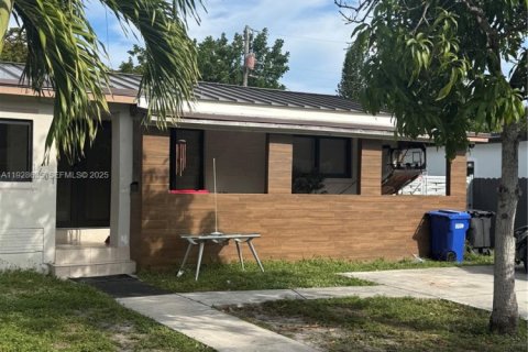 Villa ou maison à louer à North Miami Beach, Floride: 3 chambres, 164.34 m2 № 1987630 - photo 12