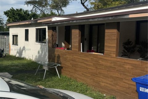 Villa ou maison à louer à North Miami Beach, Floride: 3 chambres, 164.34 m2 № 1987630 - photo 13