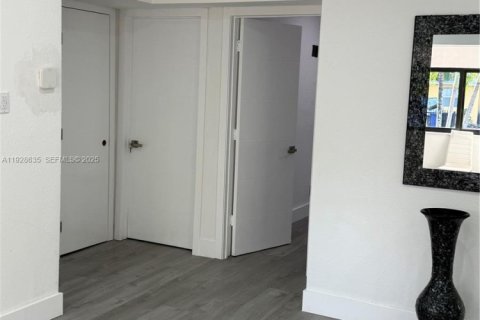 Villa ou maison à louer à North Miami Beach, Floride: 3 chambres, 164.34 m2 № 1987630 - photo 4