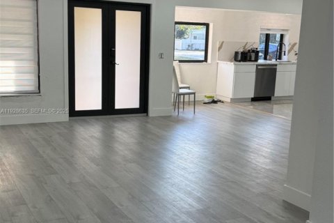 Villa ou maison à louer à North Miami Beach, Floride: 3 chambres, 164.34 m2 № 1987630 - photo 3