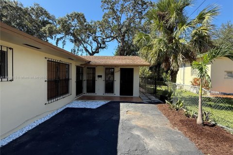 Снять в аренду виллу или дом в Майами, Флорида 3 спальни, 181.9м2, № 1957087 - фото 4