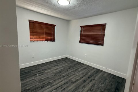 Снять в аренду виллу или дом в Майами, Флорида 3 спальни, 181.9м2, № 1957087 - фото 27