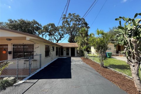 Снять в аренду виллу или дом в Майами, Флорида 3 спальни, 181.9м2, № 1957087 - фото 1