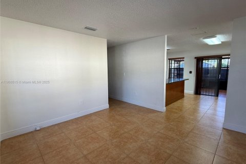 Снять в аренду виллу или дом в Майами, Флорида 3 спальни, 181.9м2, № 1957087 - фото 10