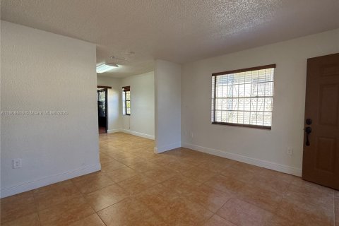 Снять в аренду виллу или дом в Майами, Флорида 3 спальни, 181.9м2, № 1957087 - фото 9