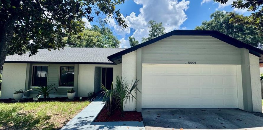 House in Orlando, Florida 3 bedrooms, 119.57 sq.m. № 2152328
