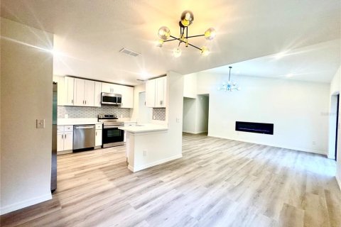 House in Orlando, Florida 3 bedrooms, 119.57 sq.m. № 2152328 - photo 8