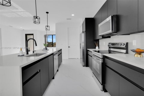 Villa ou maison à vendre à Lehigh Acres, Floride: 3 chambres, 127.74 m2 № 2008171 - photo 24