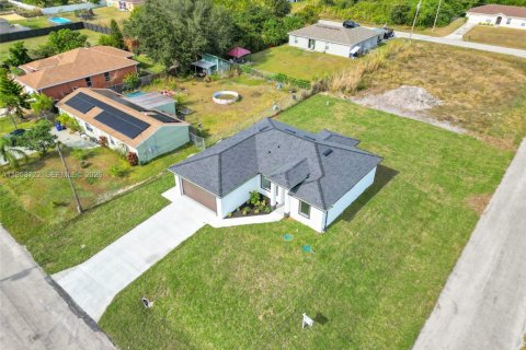 Villa ou maison à vendre à Lehigh Acres, Floride: 3 chambres, 127.74 m2 № 2008171 - photo 11