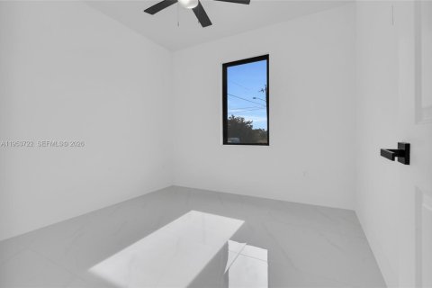 Villa ou maison à vendre à Lehigh Acres, Floride: 3 chambres, 127.74 m2 № 2008171 - photo 14