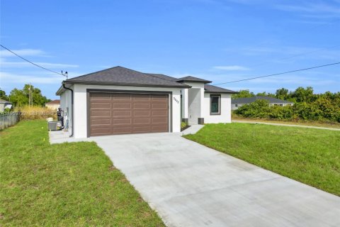 Villa ou maison à vendre à Lehigh Acres, Floride: 3 chambres, 127.74 m2 № 2008171 - photo 4