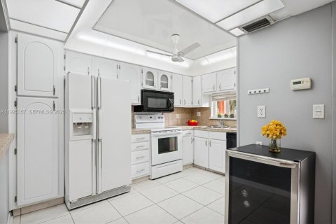 Condo in Pembroke Pines, Florida, 2 bedrooms  № 2076794 - photo 9