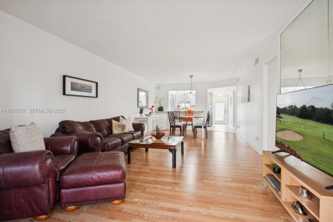 Condo in Pembroke Pines, Florida, 2 bedrooms  № 2076794 - photo 7