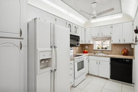 Condo in Pembroke Pines, Florida, 2 bedrooms  № 2076794 - photo 10