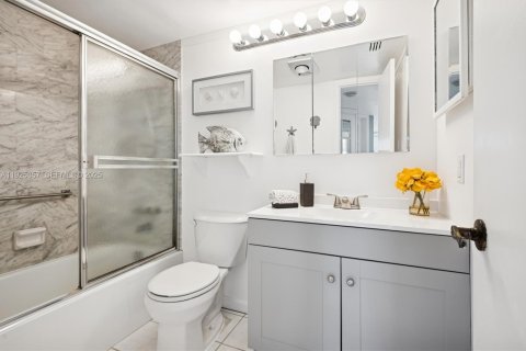 Condo in Pembroke Pines, Florida, 2 bedrooms  № 2076794 - photo 14