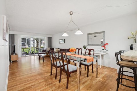 Condo in Pembroke Pines, Florida, 2 bedrooms  № 2076794 - photo 4