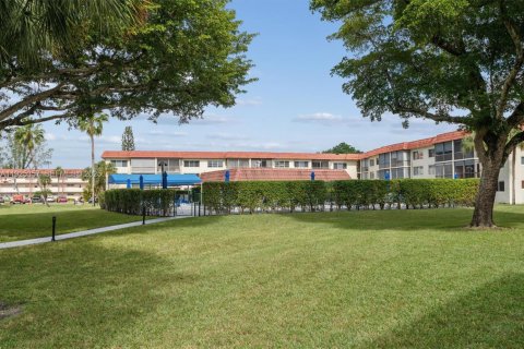 Condo in Pembroke Pines, Florida, 2 bedrooms  № 2076794 - photo 15