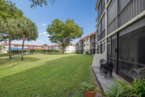 Condo in Pembroke Pines, Florida, 2 bedrooms  № 2076794 - photo 2