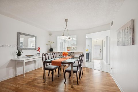Condo in Pembroke Pines, Florida, 2 bedrooms  № 2076794 - photo 8