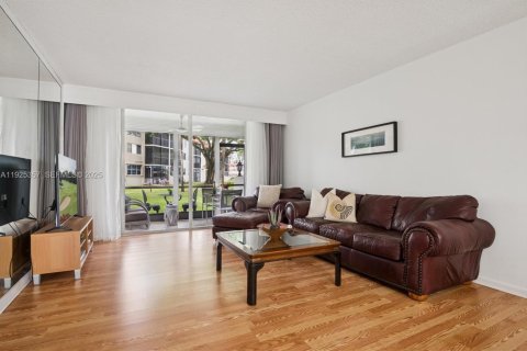 Condo in Pembroke Pines, Florida, 2 bedrooms  № 2076794 - photo 5