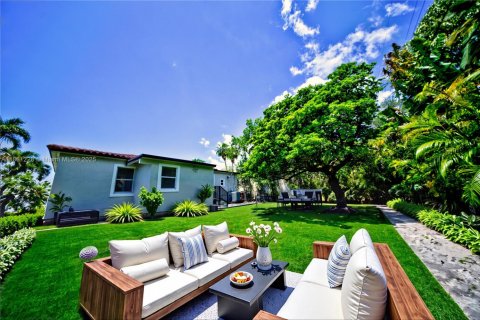 House in Coral Gables, Florida 4 bedrooms № 1889515 - photo 1