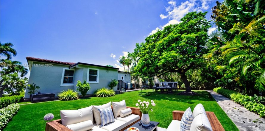 House in Coral Gables, Florida 4 bedrooms № 1889515
