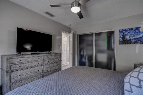Condo in Saint Petersburg, Florida, 2 bedrooms  № 1524084 - photo 8