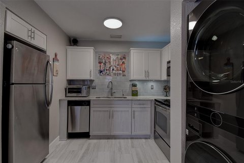 Condo in Saint Petersburg, Florida, 2 bedrooms  № 1524084 - photo 12