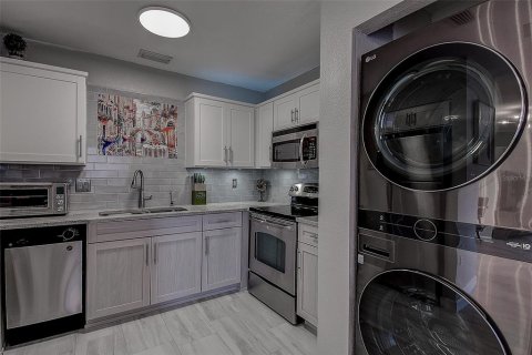 Condo in Saint Petersburg, Florida, 2 bedrooms  № 1524084 - photo 11