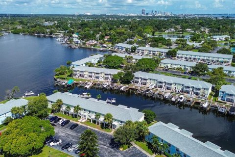 Condo in Saint Petersburg, Florida, 2 bedrooms  № 1524084 - photo 1