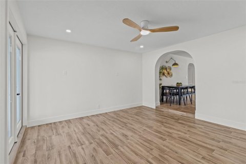 House in Saint Petersburg, Florida 4 bedrooms, 148.83 sq.m. № 1893665 - photo 13