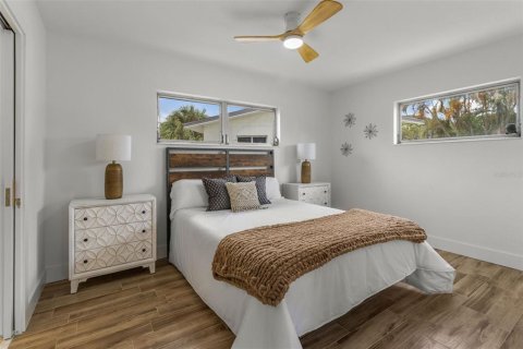 House in Saint Petersburg, Florida 4 bedrooms, 148.83 sq.m. № 1893665 - photo 24
