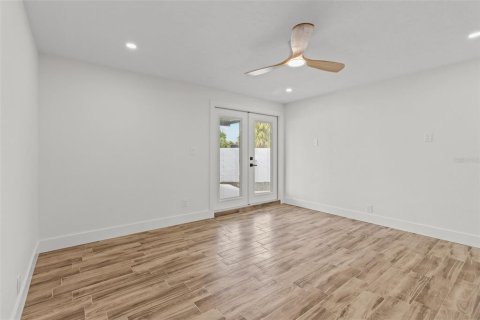 House in Saint Petersburg, Florida 4 bedrooms, 148.83 sq.m. № 1893665 - photo 15