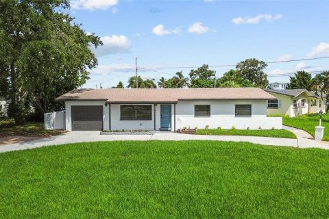 House in Saint Petersburg, Florida 4 bedrooms, 148.83 sq.m. № 1893665 - photo 1