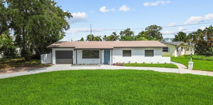 House in Saint Petersburg, Florida 4 bedrooms, 148.83 sq.m. № 1893665