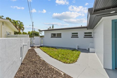 House in Saint Petersburg, Florida 4 bedrooms, 148.83 sq.m. № 1893665 - photo 30