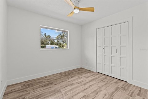 House in Saint Petersburg, Florida 4 bedrooms, 148.83 sq.m. № 1893665 - photo 21