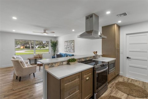 House in Saint Petersburg, Florida 4 bedrooms, 148.83 sq.m. № 1893665 - photo 8