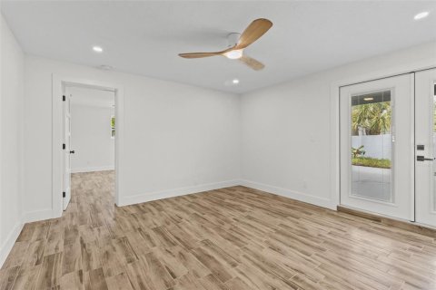 House in Saint Petersburg, Florida 4 bedrooms, 148.83 sq.m. № 1893665 - photo 12
