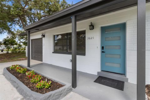 House in Saint Petersburg, Florida 4 bedrooms, 148.83 sq.m. № 1893665 - photo 2