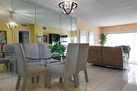 Copropriété à vendre à Hallandale Beach, Floride: 1 chambre, 80.82 m2 № 1957644 - photo 2