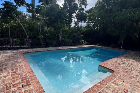 House in Coral Gables, Florida 3 bedrooms, 212.93 sq.m. № 1964263 - photo 9