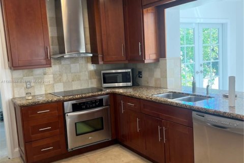 House in Coral Gables, Florida 3 bedrooms, 212.93 sq.m. № 1964263 - photo 3