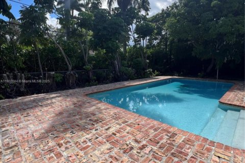 House in Coral Gables, Florida 3 bedrooms, 212.93 sq.m. № 1964263 - photo 8