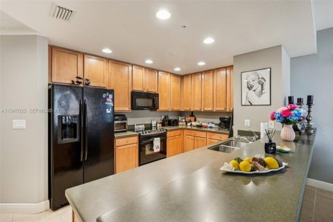 Купить кондоминиум в Кейп-Корал, Флорида 2 спальни, 118.54м2, № 2003334 - фото 11