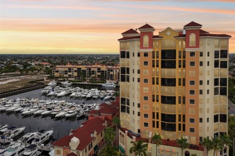 Кондоминиум с 2 спальнями в Кейп-Корал, Флорида № 2003334