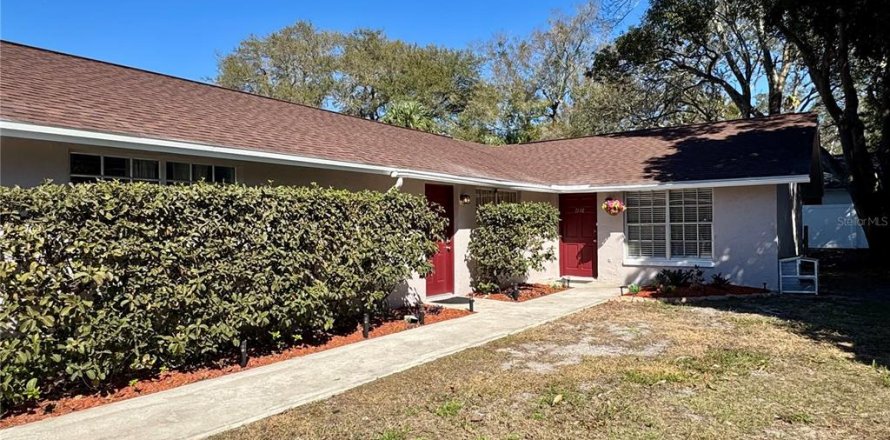 Commercial property in New Port Richey, Florida 4 bedrooms, 188.13 sq.m. № 2105292