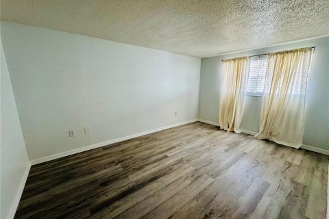Commercial property in New Port Richey, Florida 4 bedrooms, 188.13 sq.m. № 2105292 - photo 12