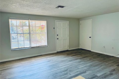 Commercial property in New Port Richey, Florida 4 bedrooms, 188.13 sq.m. № 2105292 - photo 6